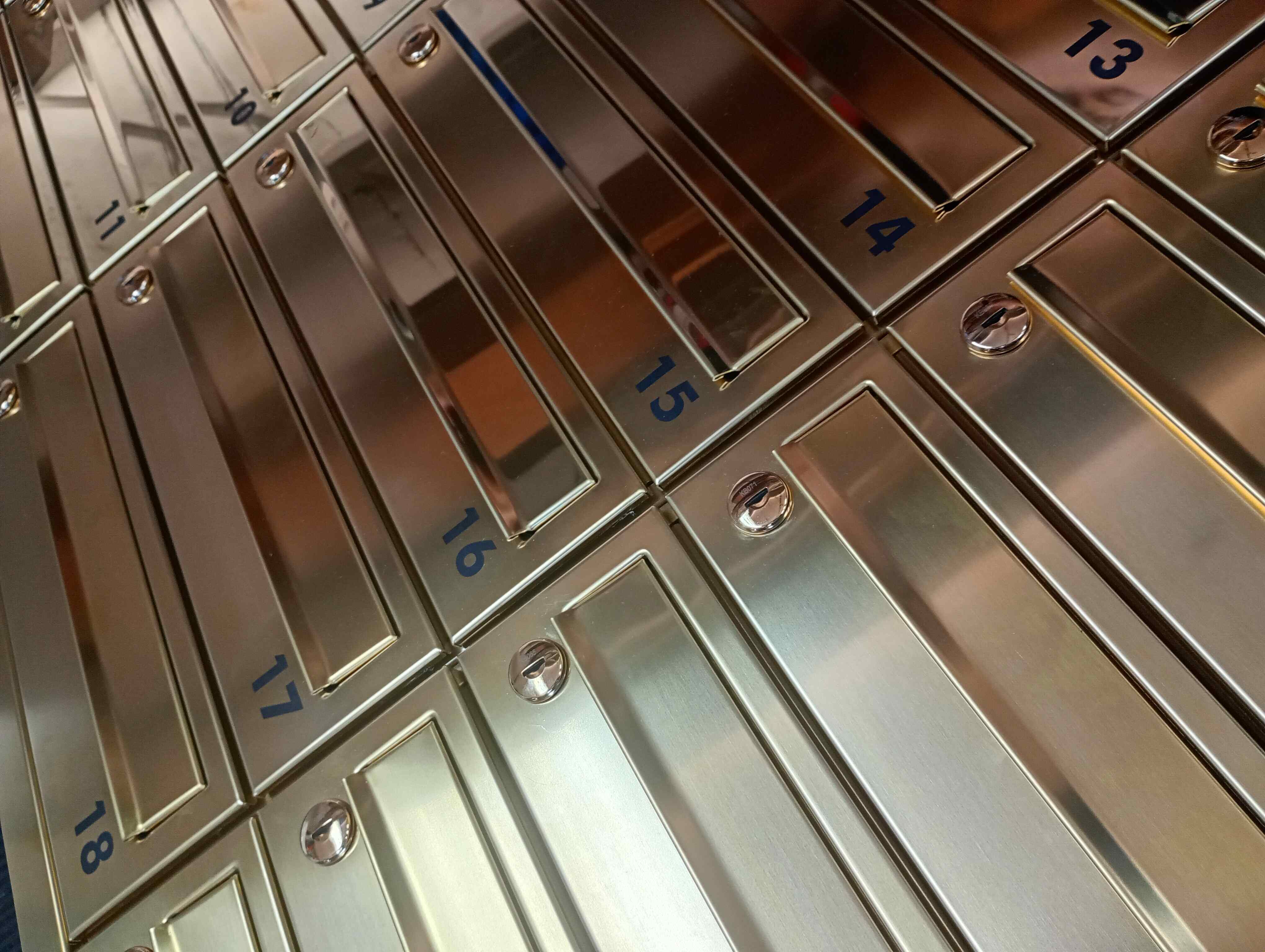 Detal złotych skrzynek na listy INOX w wersji połysk